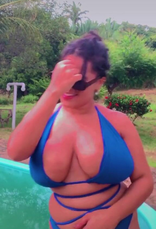 4. Wonderful Allana Vasconcelos Shows Cleavage in Blue Bikini and Bouncing Boobs at the Pool