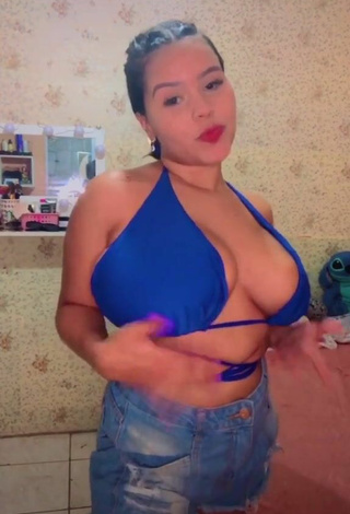 3. Sweetie Allana Vasconcelos Shows Cleavage in Blue Bikini Top