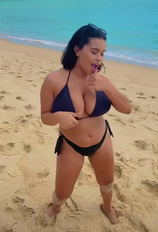 4. Hot Allana Vasconcelos Shows Butt and Bouncing Tits at the Beach