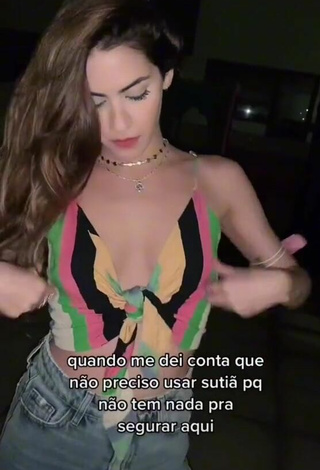 Erotic Allana Vasconcelos Shows Cleavage