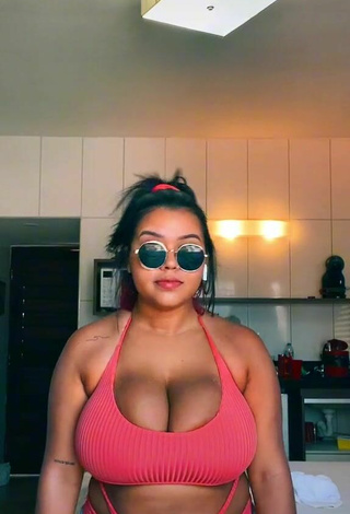 2. Hot Allana Vasconcelos Shows Cleavage in Pink Bikini and Bouncing Boobs