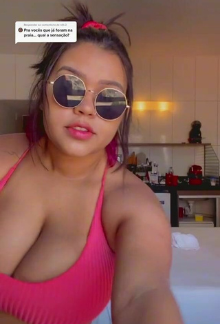 Sexy Allana Vasconcelos Shows Cleavage in Pink Bikini