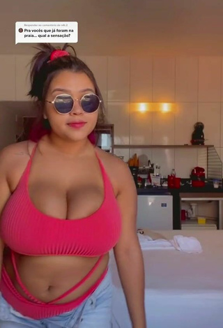 2. Sexy Allana Vasconcelos Shows Cleavage in Pink Bikini