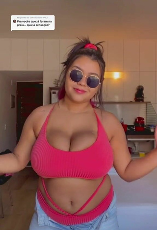 4. Sexy Allana Vasconcelos Shows Cleavage in Pink Bikini
