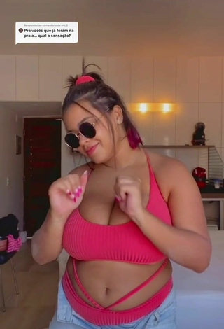 5. Sexy Allana Vasconcelos Shows Cleavage in Pink Bikini