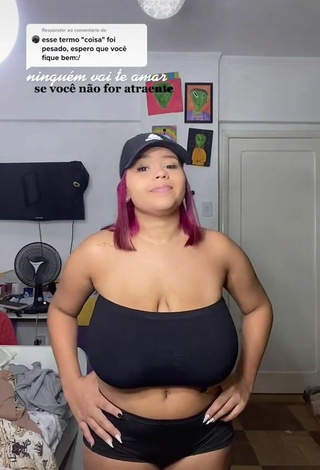 4. Sexy Allana Vasconcelos Shows Cleavage in Black Tube Top