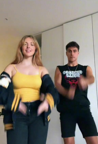 3. Hot Amaia Amunarriz Shows Cleavage in Yellow Crop Top
