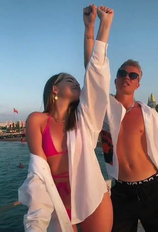 6. Hot Anastasia Ferenchuk Shows Cleavage in Pink Bikini in the Sea