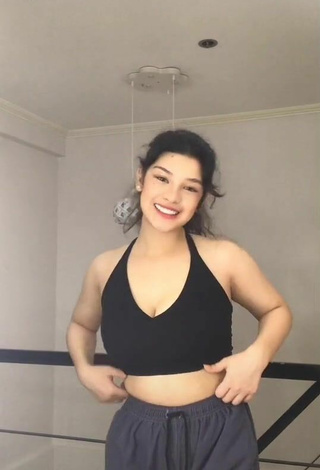 2. Hot Angela Balagtas Shows Cleavage in Black Crop Top and Bouncing Breasts