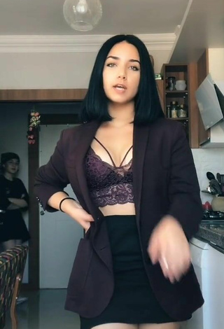 4. Hot Arya Akalın Shows Cleavage in Black Crop Top