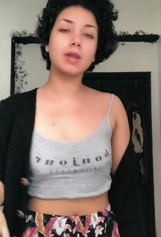 3. Sexy Arya Akalın Shows Cleavage in Brown Crop Top