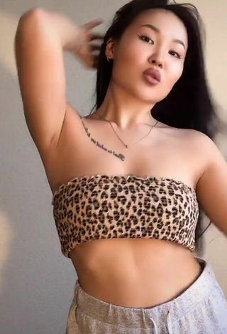 2. Sexy Arzhaana Shows Cleavage in Leopard Tube Top