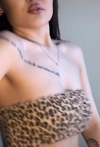 5. Sexy Arzhaana Shows Cleavage in Leopard Tube Top