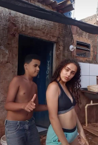 4. Hot Ayla Vitória Shows Cleavage in Crop Top