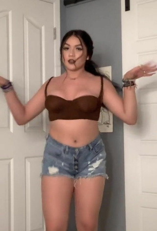 6. Cute Brissa Murillo Shows Cleavage in Brown Crop Top and Bouncing Boobs