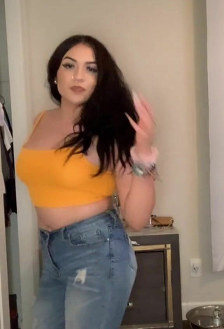 5. Hot Brissa Murillo Shows Cleavage in Yellow Crop Top and Bouncing Tits