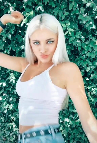 4. Fine Bella Martinez Shows Cleavage in Sweet White Crop Top and Bouncing Tits