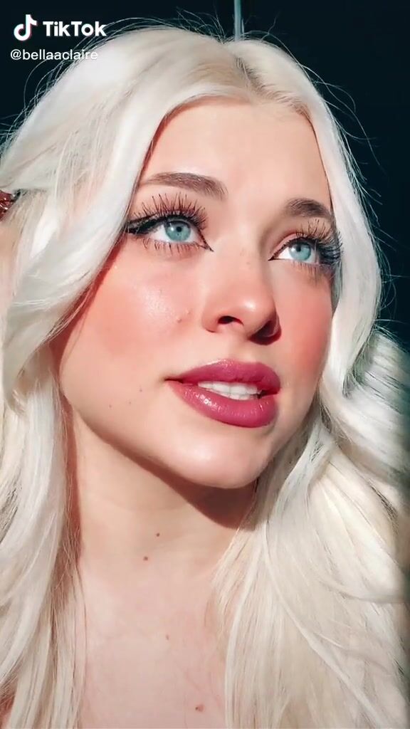 Bella Martinez Shows her Erotic Cleavage sexyfilter