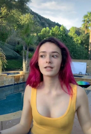 4. Seductive Cailee Kennedy Shows Cleavage in Yellow Crop Top