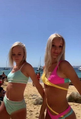5. Sexy calysta.belle Shows Cleavage in Bikini at the Beach