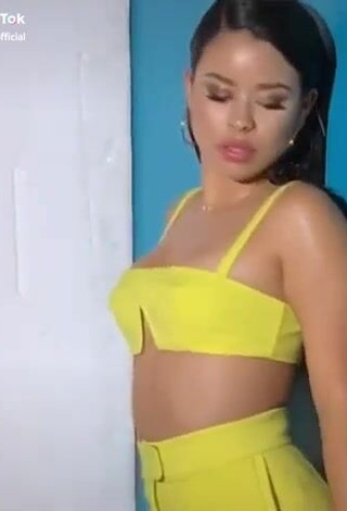 2. Sexy Cierra Ramirez Shows Cleavage in Yellow Crop Top