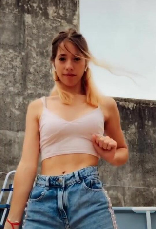 3. Hottest Dahiana Méndez Shows Cleavage in White Crop Top and Bouncing Boobs
