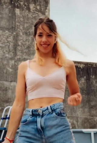 4. Hottest Dahiana Méndez Shows Cleavage in White Crop Top and Bouncing Boobs