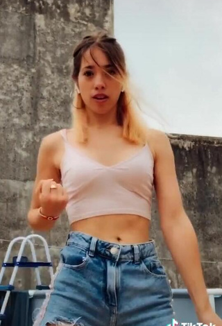 5. Hottest Dahiana Méndez Shows Cleavage in White Crop Top and Bouncing Boobs