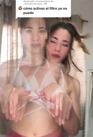 3. Sexy Dahiana Méndez Shows Cleavage in White Bikini Top