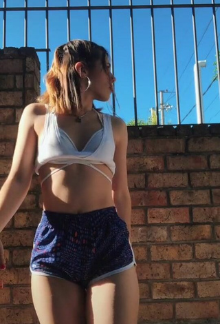 Amazing Dahiana Méndez Shows Cleavage in Hot White Crop Top