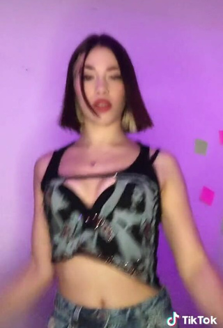 6. Hot Dahiana Méndez Shows Cleavage in Crop Top and Bouncing Boobs