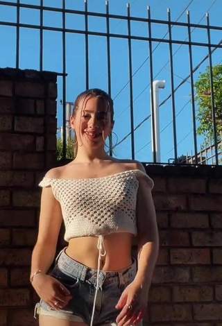 1. Sexy Dahiana Méndez in White Crop Top while doing Belly Dance