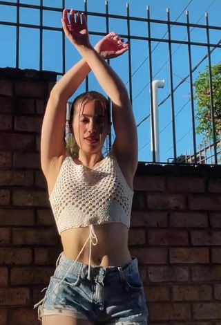 2. Sexy Dahiana Méndez in White Crop Top while doing Belly Dance