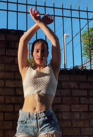 3. Sexy Dahiana Méndez in White Crop Top while doing Belly Dance