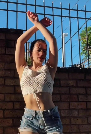 4. Sexy Dahiana Méndez in White Crop Top while doing Belly Dance