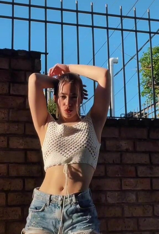 6. Sexy Dahiana Méndez in White Crop Top while doing Belly Dance