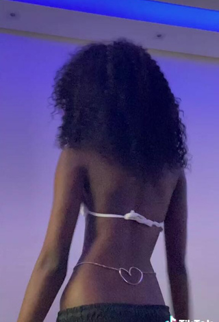 5. Sexy diveludo in White Bikini Top