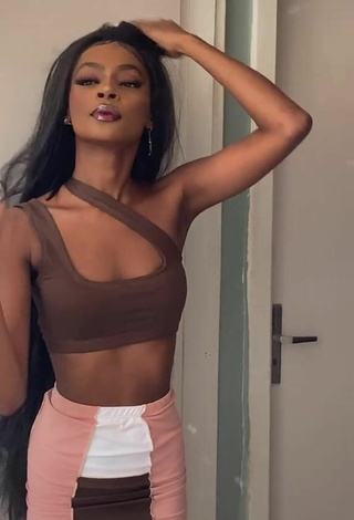 Amazing diveludo Shows Cleavage in Hot Brown Crop Top