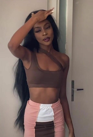 3. Amazing diveludo Shows Cleavage in Hot Brown Crop Top