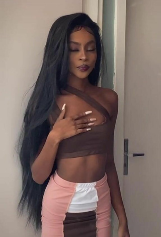 5. Amazing diveludo Shows Cleavage in Hot Brown Crop Top