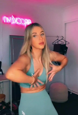 5. Sexy Brooklyn Elliott Shows Cleavage in Blue Sport Bra and Bouncing Tits