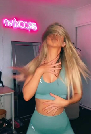 6. Sexy Brooklyn Elliott Shows Cleavage in Blue Sport Bra and Bouncing Tits