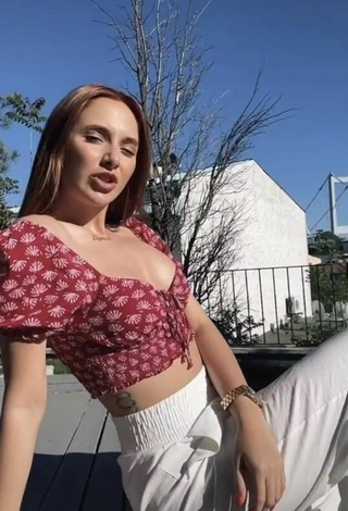 3. Sexy Ecenaz Üçer Shows Cleavage in Floral Crop Top