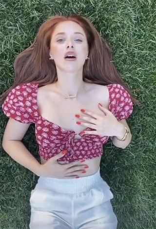 5. Sexy Ecenaz Üçer Shows Cleavage in Floral Crop Top