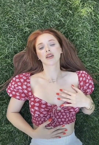 6. Sexy Ecenaz Üçer Shows Cleavage in Floral Crop Top