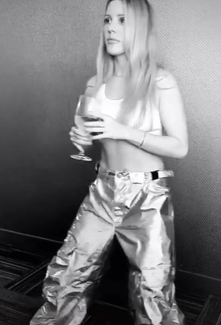 2. Sexy Ellie Goulding in White Crop Top