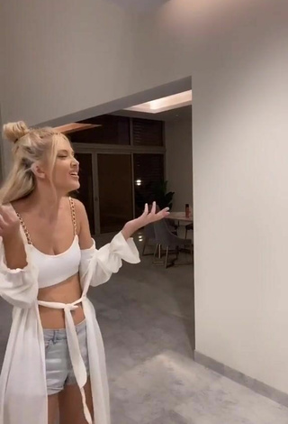 6. Beautiful Enisa Bukvic Shows Cleavage in Sexy White Crop Top