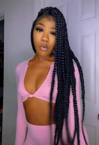 Sexy Essieebaee Shows Cleavage in Pink Crop Top