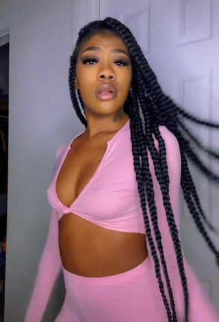 2. Sexy Essieebaee Shows Cleavage in Pink Crop Top