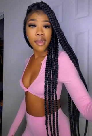 3. Sexy Essieebaee Shows Cleavage in Pink Crop Top